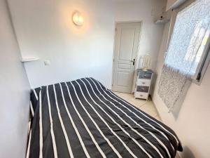 Appartements Appartement cosy a Granville, proche plage pour 2 personnes avec WiFi et parking - FR-1-361-517 : photos des chambres