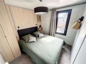 Chalet standing, 6 couchages, piscine chauffée, terrasse privée, proche plage et commerces - FR-1-361-520