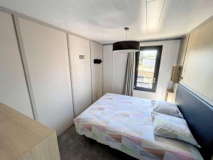 Chalets Chalet a Jullouville - 6 couchages, piscine chauffee, pres de la plage et commerces - FR-1-361-523 : photos des chambres