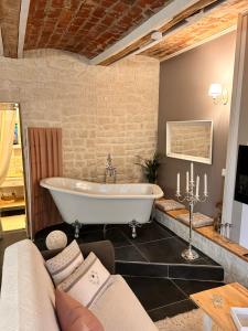Maisons d'hotes La Grange Aux Hirondelles - Chambre romantique : photos des chambres