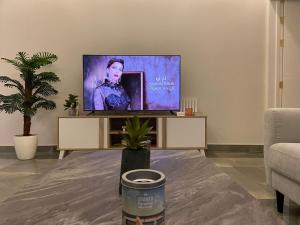 شقه (غرفه+صاله)مطله على المركز المالي بدخول ذاتي