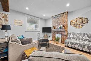 Sophisticated Elegance in Pghs Most Scenic Locale