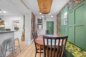 Sophisticated Elegance in Pghs Most Scenic Locale