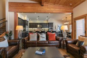 Trestlewood Lodge at Schaffers Mill - Gorgeous 3 BR w Golf Course Views - Extended Stays Welcome!