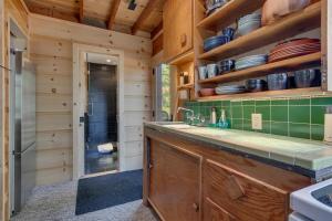 Falcons Rest - Ski and Summer Cabin in The Heart of North Lake Tahoe- Gas Fireplace