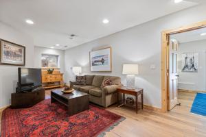 Trailside - Alpine Meadows 6 Bedroom with Private Hot tub