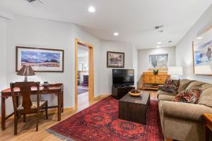 Trailside - Alpine Meadows 6 Bedroom with Private Hot tub