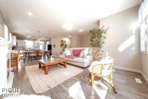 BoHo Vibes - Patio & BBQ - King Bed - Garage Parking