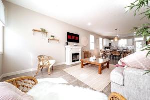 BoHo Vibes - Patio & BBQ - King Bed - Garage Parking