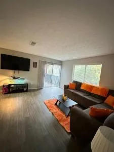 Cozy home near Braves Stadium & Six Flags - 肯尼索