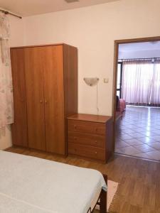 Apartments with parking space Lopar, Rab - 21808