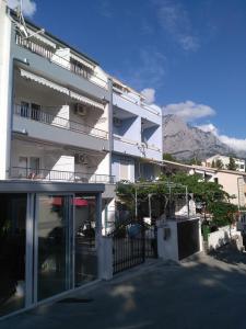 Apartments with a parking space Baska Voda, Makarska - 16517 