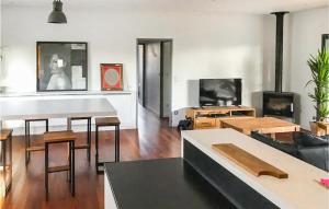 Maisons de vacances Awesome Home In La Teste-De-Buch : photos des chambres