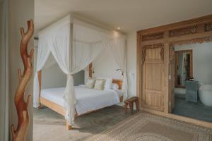 Two-Bedroom Villa to Villa Marigold Sumberkima Hill