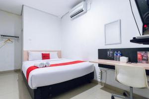 RedDoorz Plus Syariah near Mall Pondok Indah
