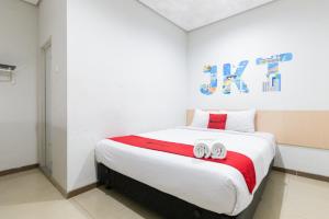RedDoorz Plus Syariah near Mall Pondok Indah