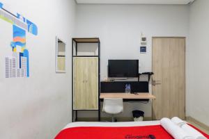 RedDoorz Plus Syariah near Mall Pondok Indah