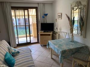 Appartements Appartement climatise au centre-ville du Lavandou avec parking securise et terrasse - FR-1-308-184 : photos des chambres