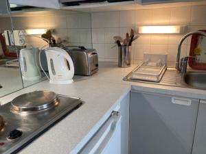 Appartements Appartement climatise au centre-ville du Lavandou avec parking securise et terrasse - FR-1-308-184 : photos des chambres