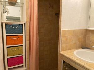 Appartements Appartement climatise au centre-ville du Lavandou avec parking securise et terrasse - FR-1-308-184 : photos des chambres