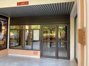 Appartements Appartement climatise au centre-ville du Lavandou avec parking securise et terrasse - FR-1-308-184 : photos des chambres