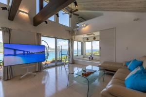 NEW!パノラマオーシャンビューのテラスジャグジーは圧巻。新築2階建て吹抜け天井リビングは開放感抜群 - 4hvězdičkové hotely ve městě Sesoko