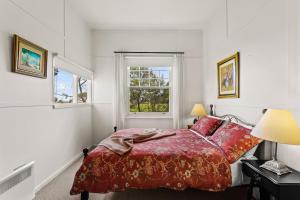 Farmhouse Charm - Coastal Comforts and Country Views