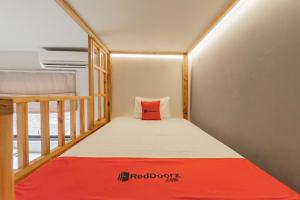 RedDoorz Plus near Asia Afrika 3