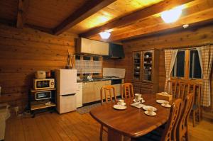 HARUNA LODGE Private log house with starry sky from the skylight, fireplace, and spacious deck BBQ