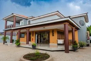 Ampric Guest house and Lounge - Mayera