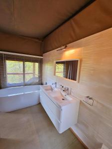 Kingfisher Creek Safari Lodge
