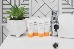 Modern Apartment with Balcony near Aleje Jerozolimskie by Noclegi Renters