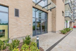 Modern Apartment with Balcony near Aleje Jerozolimskie by Noclegi Renters