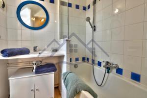 Appartements LocaLise - B18 - Vue piscine et jardin - petite vue mer depuis le balcon - plage a 50m, centre et port a moins de 10 minutes - draps inclus - wifi inclus - animaux bienvenus : photos des chambres