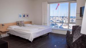 Standard dobbeltværelse med direkte udsigt til/mod fjorden room in Hotel Strandtangen