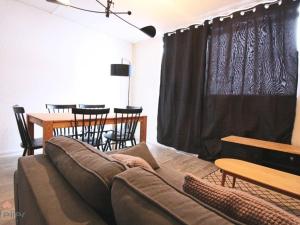 Studio cabine 45 pers, balcon expo sud, TV, cuisine équipée, casier à ski - FR-1-457-175