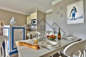 LocaLise - A06 - Entièrement de plain-pied avec petite vue mer - Donnant sur la piscine et le jardin - wifi inclus - draps inclus -