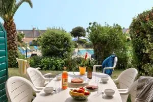 LocaLise - A06 - Entièrement de plain-pied avec petite vue mer - Donnant sur la piscine et le jardin - wifi inclus - draps inclus - - 吉尔维内克