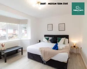 Detached Bungalow Business Relocating Contractors with Parking - 希夫纳尔