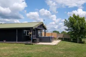 Ash Lodge - Exclusive Lodge with Hot Tub and stunning views - Bradpole