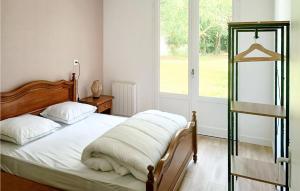Maisons de vacances Awesome Home In Chey With Kitchen : photos des chambres