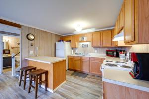 Beech Mountain Condo with Community Pool and Game Room