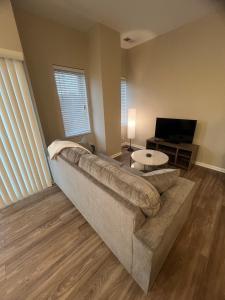 Fall Deals!! Modern 1 BR and Sleeper Sofa in Heart of Midtown Kansas City!