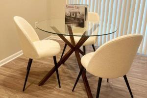 Fall Deals!! Modern 1 BR and Sleeper Sofa in Heart of Midtown Kansas City!