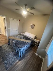Fall Deals!! Modern 1 BR and Sleeper Sofa in Heart of Midtown Kansas City!