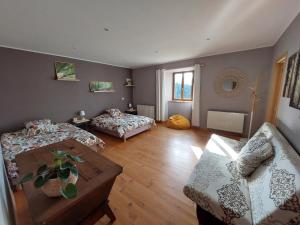 Sejours chez l'habitant Grange De Sagne : Chambre Familiale avec Salle de Bains Privative