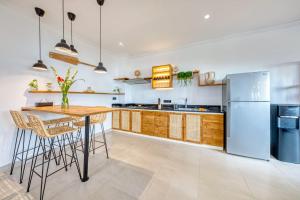 Freshly Renovated 3 BD Homey Central Villa