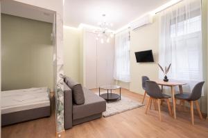 Kl31 - Central Residence - Klauzál Square by BQA