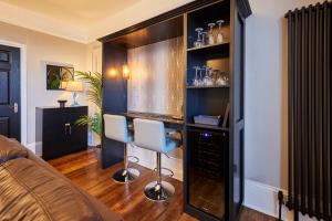 Host & Stay - Endeavour Sails
