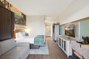 King Room with Murphy Bed room in Dollywood's HeartSong Lodge & Resort